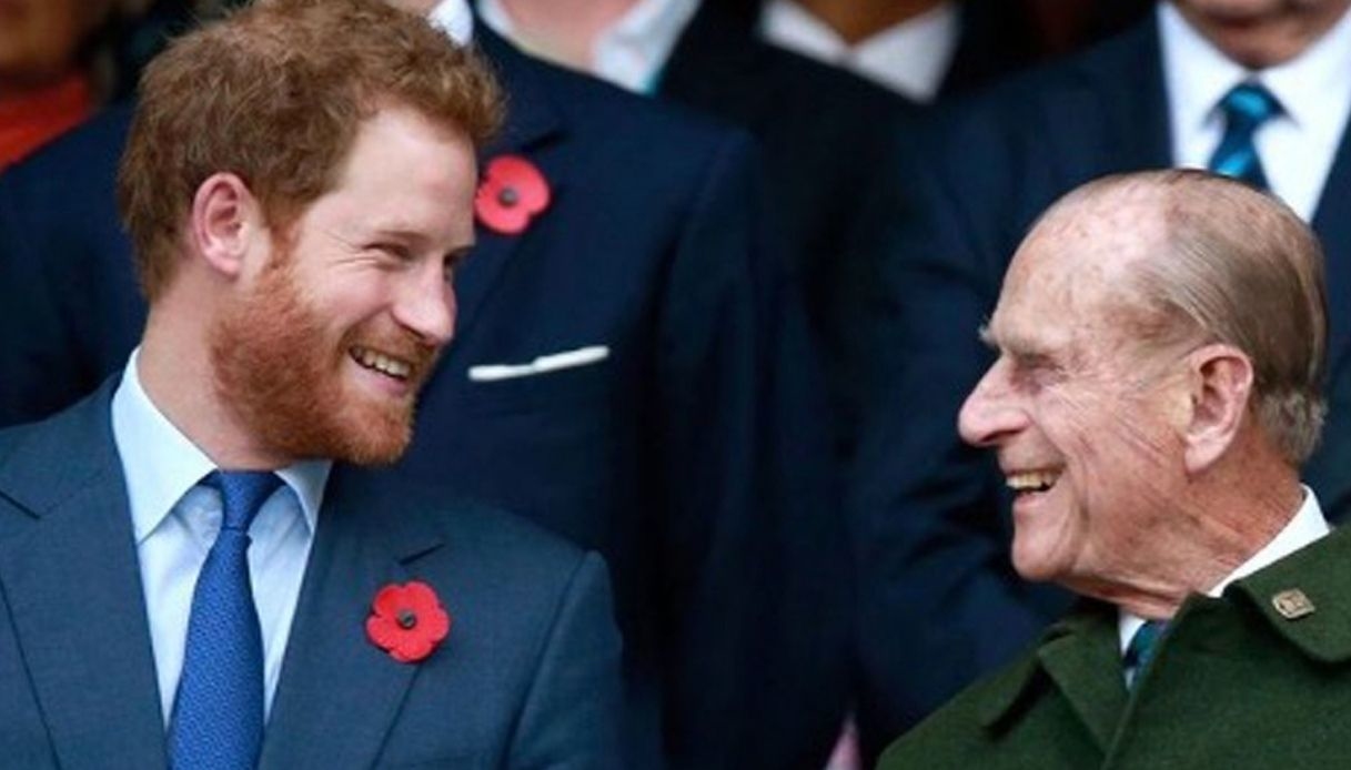 “Il Principe Harry torna a casa”: l’amore per nonno Filippo supera ogni imbarazzo