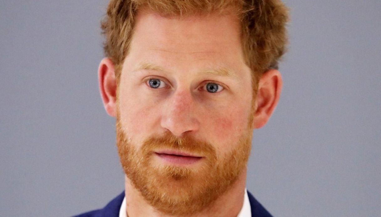 Harry, il suo libro “scuoterà la Monarchia”. Ma la Regina è salva