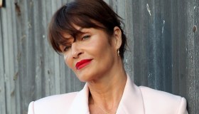 Helena Christensen, 53 anni da femme fatale: il look in rosa pastello è già in tendenza
