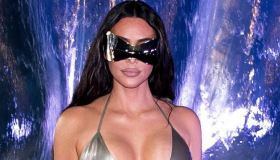 Kim Kardashian, osare è la parola d’ordine: bikini e leggings (aderentissimo) argentato