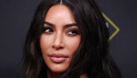 Kim Kardashian, con il costume cut-out color carne anticipa l’estate