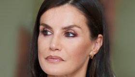 Letizia di Spagna sceglie (di nuovo) la gonna a tubino preferita dalle sue “rivali”
