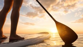 Stand up paddling: cos’è il SUP, benefici e come si pratica