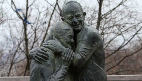 La statua di Luigi e Mokryna a Kiev: simbolo di amore in uno scenario di guerra