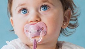 Nutrimento, relax e coccole: 8 consigli per scegliere il biberon e il succhietto ideali