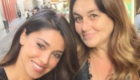 Oggi questa bellissima donna compie 59 anni. Mamma, moglie e nonna felice
