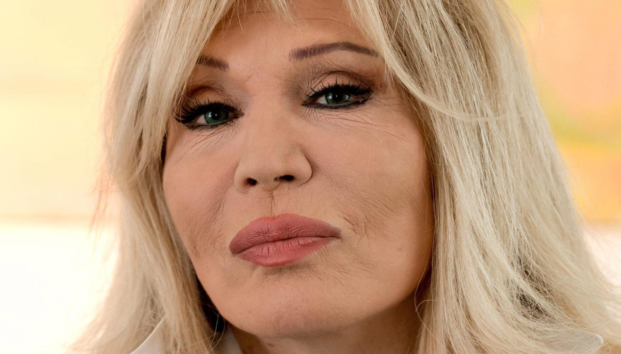 Amanda Lear a “Domenica In”: la battuta infelice nel momento sbagliato. La Venier si dissocia