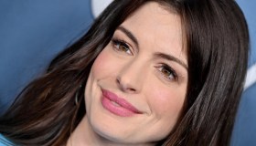 Lingerie a vista e spacco vertiginoso, poche si possono permettere un abito così