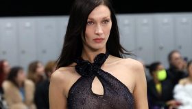 Bella Hadid lascia senza fiato alla PFW: sotto il vestito niente