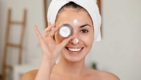 Multiuso e naturale: la crema viso amata dalle star costa solo 30 euro