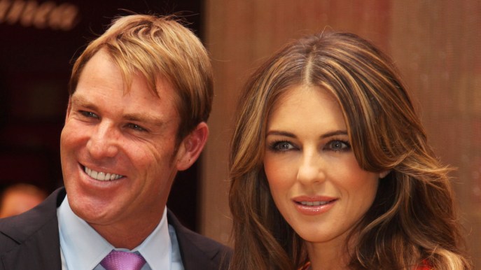 Elizabeth Hurley ricorda Shane Warne: le parole più belle per l’addio all’ex