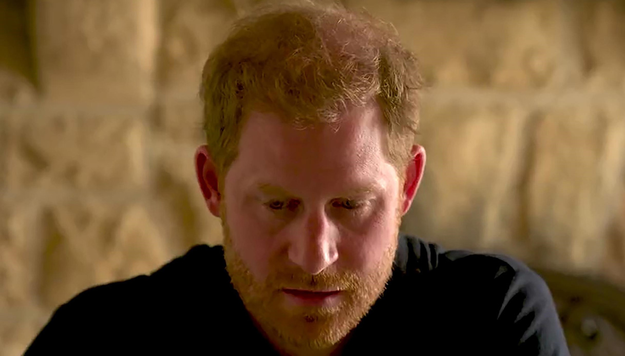 Harry, la vita segreta senza Meghan Markle e lo spogliarello dello scandalo