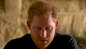 Harry, la vita segreta senza Meghan Markle e lo spogliarello dello scandalo