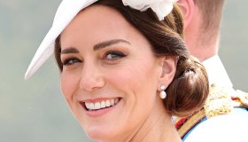 Kate Middleton sensazionale in pizzo bianco come una sposa. Ma poi cambia tutto