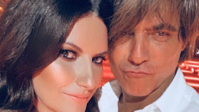 Laura Pausini, il bacio con Paolo Carta su Instagram: “Non posso dirvi ancora nulla”