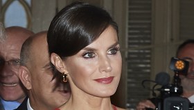 Letizia di Spagna si dà all’animalier: gonna leopardata e t-shirt fasciante