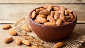 La dieta (con mandorle) che aiuta a gestire il peso: parla la dottoressa Morelli