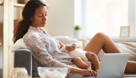 Neomamme e lavoro: come presentare le dimissioni e beneficiare della Naspi