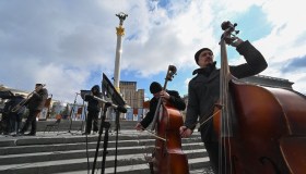 Ucraina, la forza della musica contro la guerra: l’orchestra sinfonica suona nel centro di Kiev
