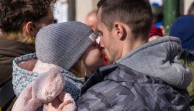 Baci, abbracci e addii: istantanee d’amore dal fronte