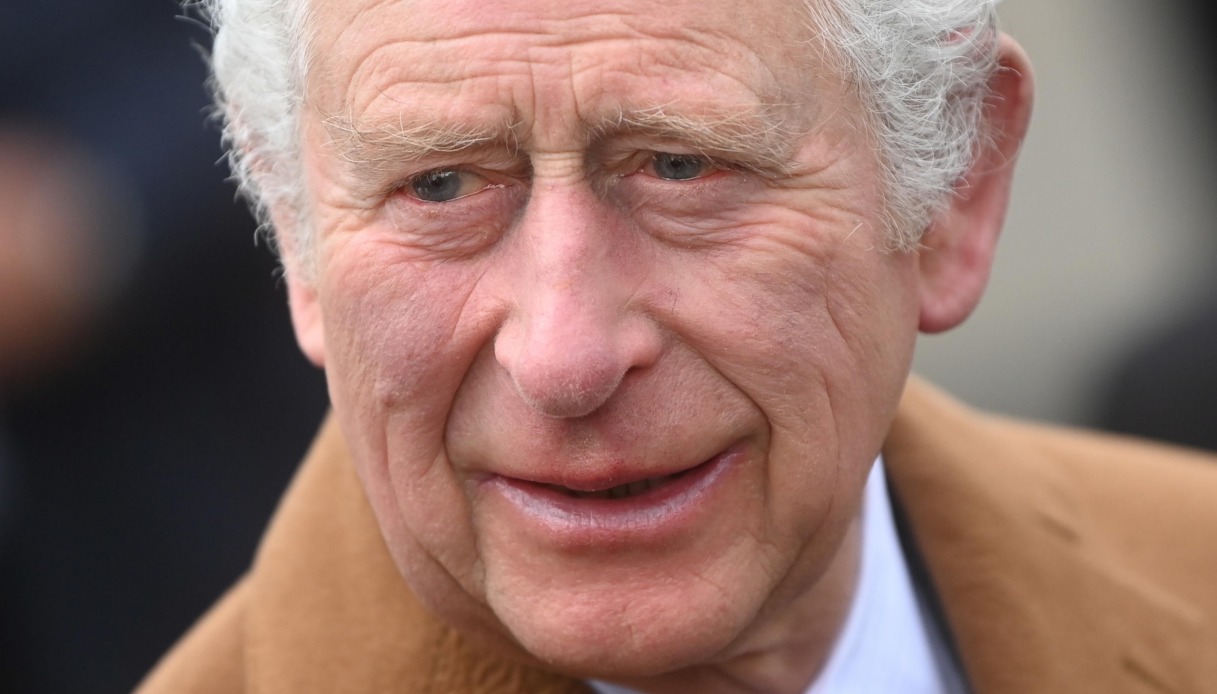 Tensione a Palazzo: il Principe Andrea è al verde e Carlo interviene