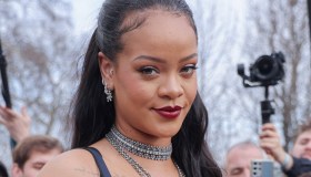 Rihanna incinta con l’abito lingerie alla sfilata di Dior