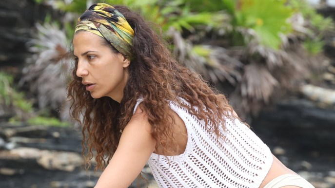 Isola, Roberta Morise fa tendenza col top crop all’uncinetto effetto vedo non vedo