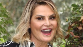 Simona Ventura in costume rosa nella neve: anticipa il trend del momento