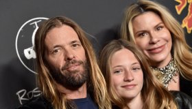 Taylor Hawkins, addio al batterista dei Foo Fighters. Lascia la moglie Alison e tre figli