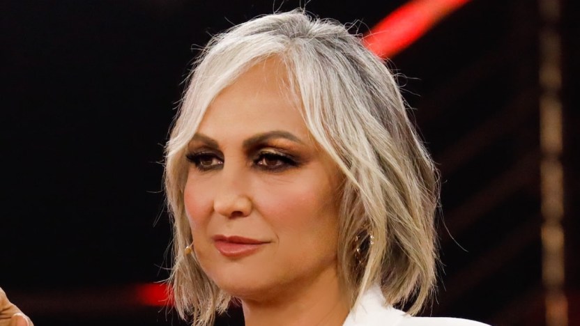 Amici, la battuta infelice della Celentano sul dialetto siciliano e le scuse che non arrivano