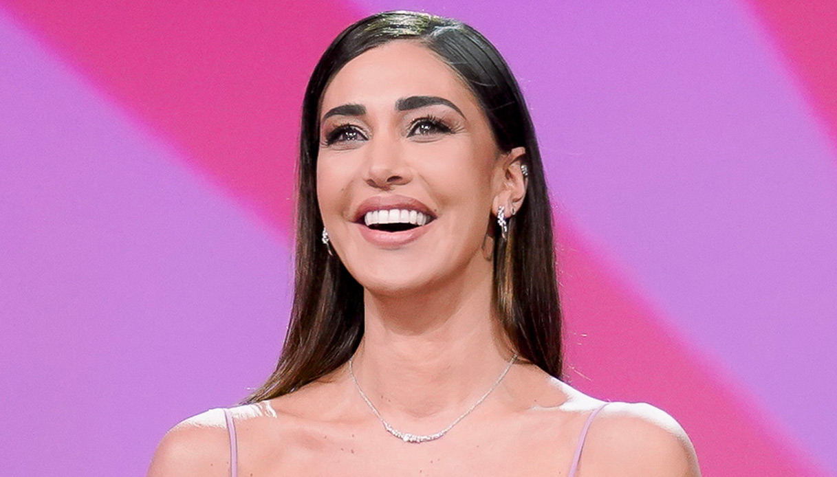 Le Iene, Belen strepitosa in bianco: il miniabito con dettagli gioiello è il suo look migliore