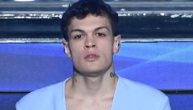 Blanco si esibisce in reggiseno. Pubblico in delirio, noi lo preferiamo in canottiera