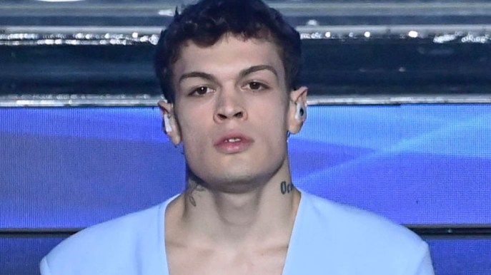 Blanco si esibisce in reggiseno. Pubblico in delirio, noi lo preferiamo in canottiera