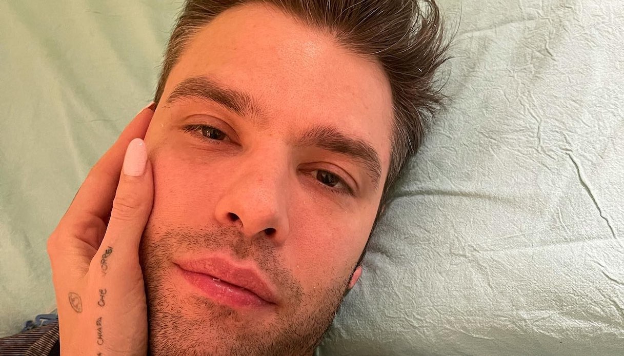 “Non c’è nulla di brutto in una cicatrice”. La foto di Fedez su Instagram dopo l’operazione