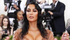 Abbiamo scoperto il segreto dei capelli effetto wet di Kim Kardashian. E costa pochissimo