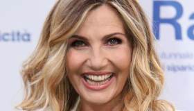 Serale di Amici, tripudio di colori: Celentano in azzurro e Cuccarini in verde