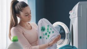 Come eliminare le macchie dai vestiti con la schiuma da barba