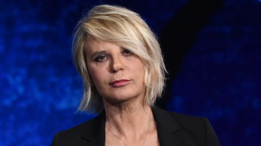 Serale di Amici, pubblico in piedi nel ricordo di Piero. E la Cuccarini si commuove per un’allieva