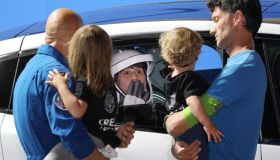 Un altro bacio, un saluto e la partenza: Samantha Cristoforetti è tornata in orbita