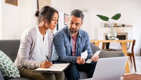 È vero che le donne sanno risparmiare e gli uomini no? La conferma arriva dalla scienza