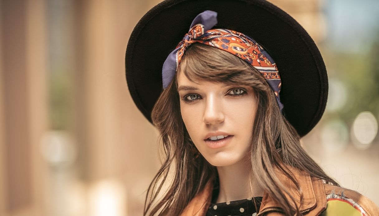 ragazza con bandana e cappello