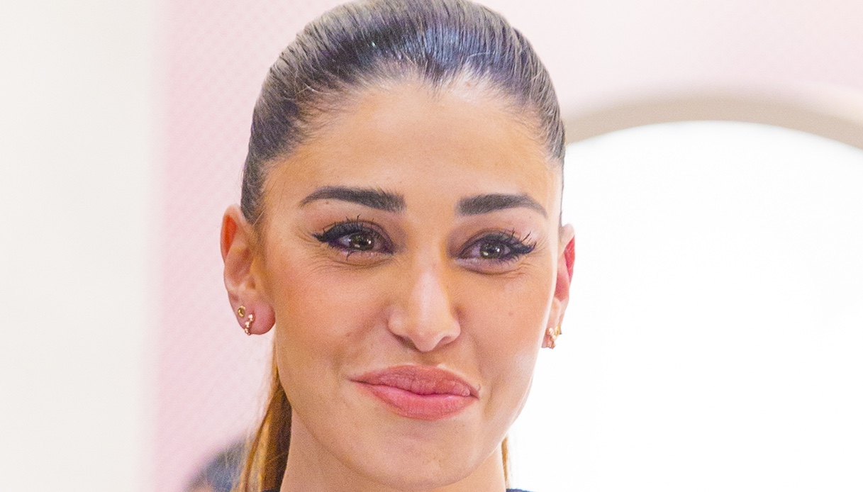 Le Iene, Belen si supera: con il tubino viola con i lacci è esplosiva