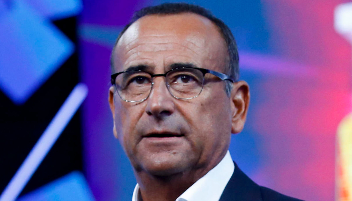 Carlo Conti commosso al Maurizio Costanzo Show: la perdita che non ha ancora superato