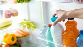 Come si conserva il latte in modo corretto. E non è nello sportello del frigo