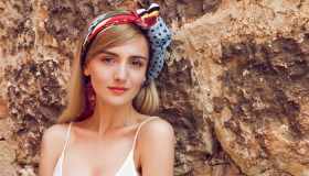 Acconciature con una bandana: tutti i trucchi per renderle un accessorio must