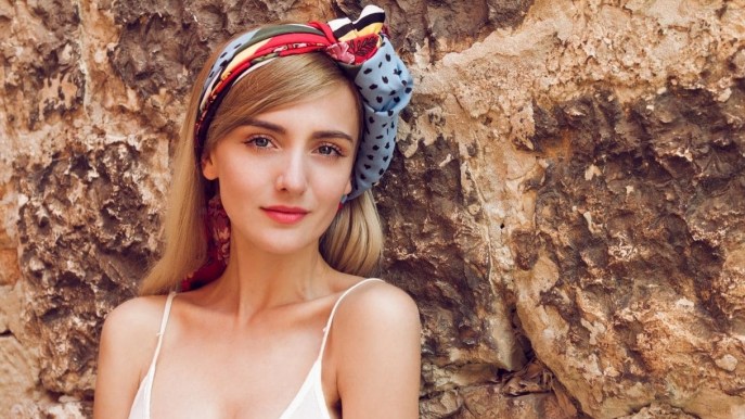 Acconciature con una bandana: tutti i trucchi per renderle un accessorio must