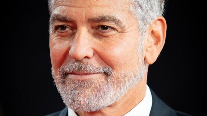 George Clooney, la donna in rosso che lo lascia senza fiato