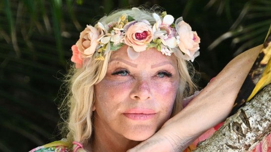 Isola dei Famosi, Ilona accerchiata dal gruppo: perché Lory la accusa di “tradimento”