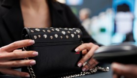 Influencer russe distruggono le borse di Chanel: perché lo hanno fatto