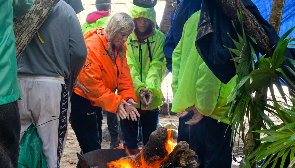 Isola dei Famosi, è crisi maltempo per piogge forti. Alvin: “Momento complicato”